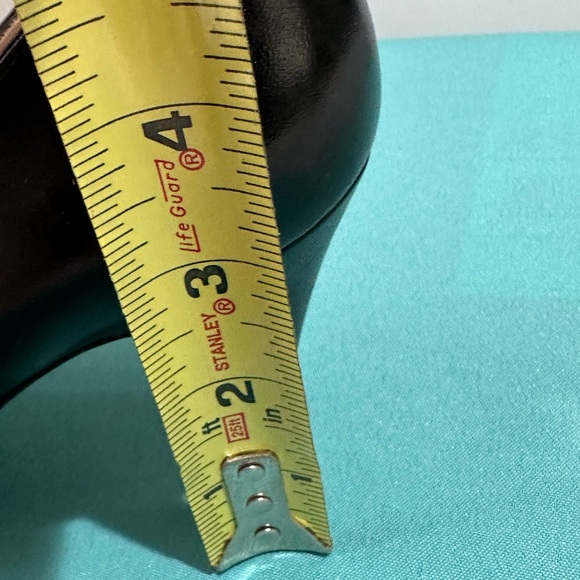 * Chanel Black Leather Pumps Size 6. Gorgeous! - Picture 8 of 10